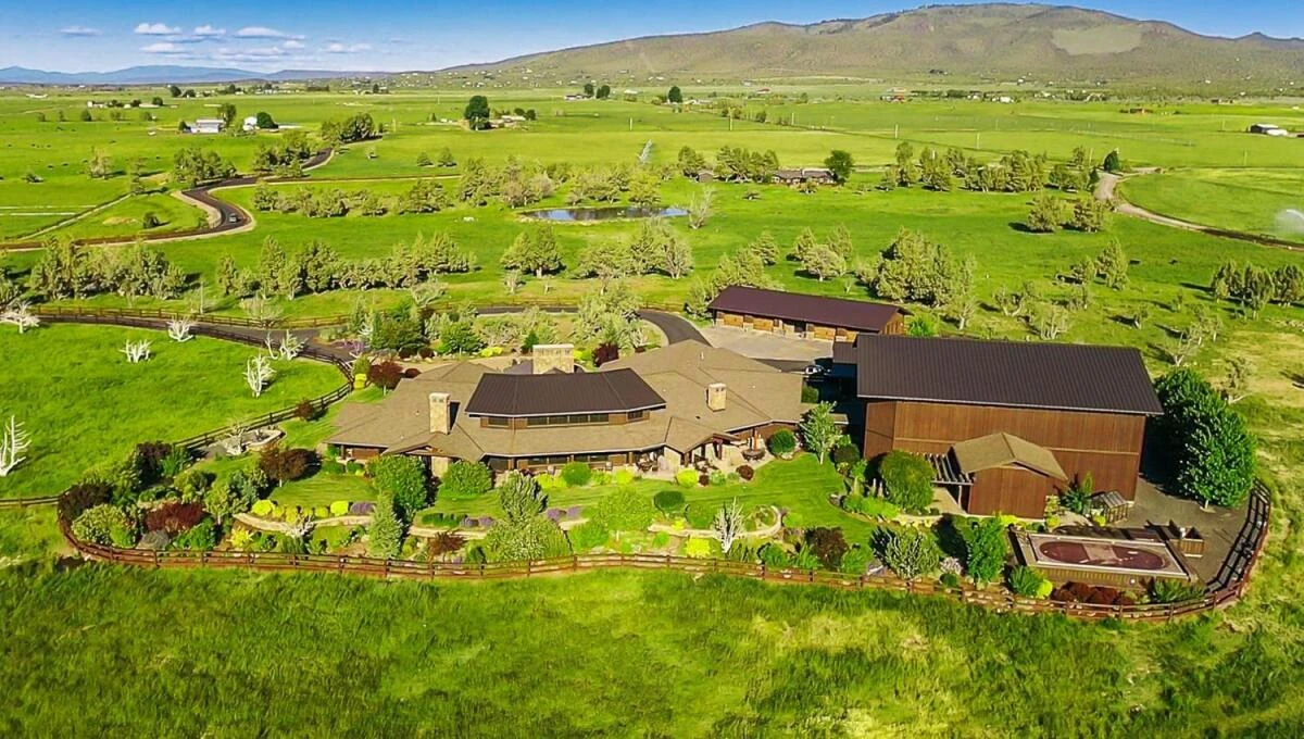 Oregon Coast ranch with cattle in Crook County